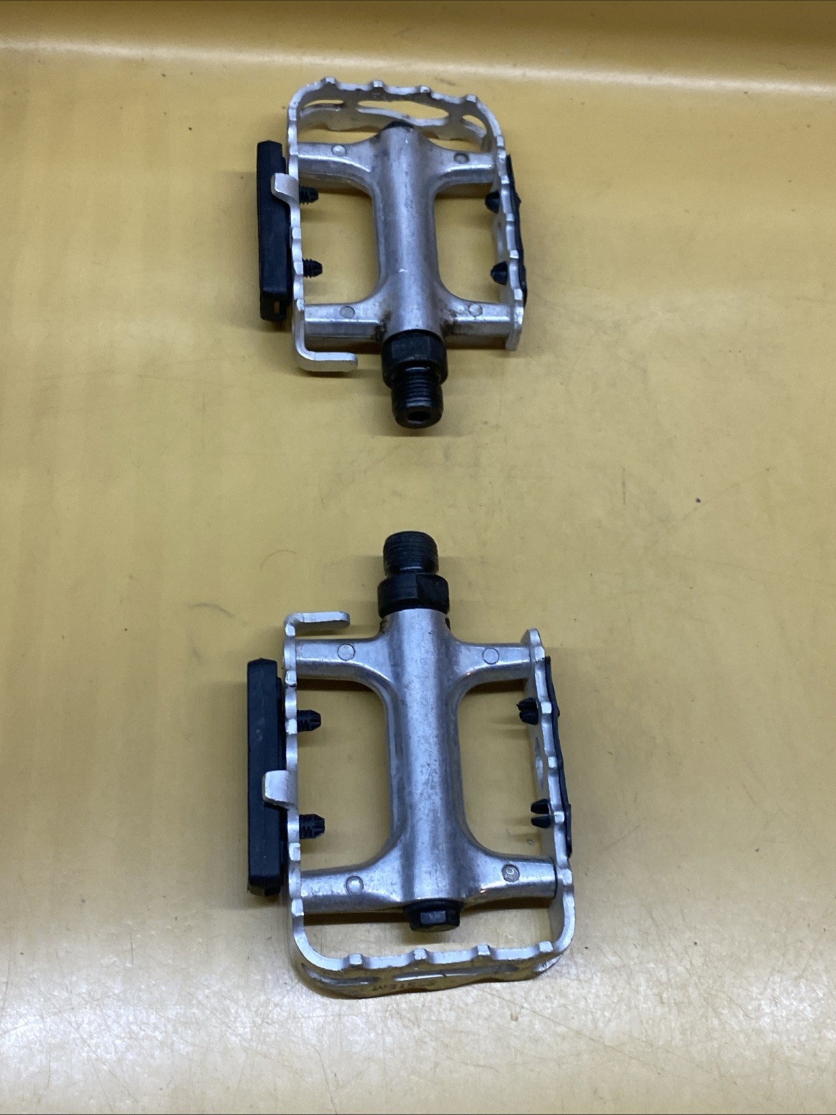 Silver Caged 9/16″ Flat / Platform Pedals With Reflectors