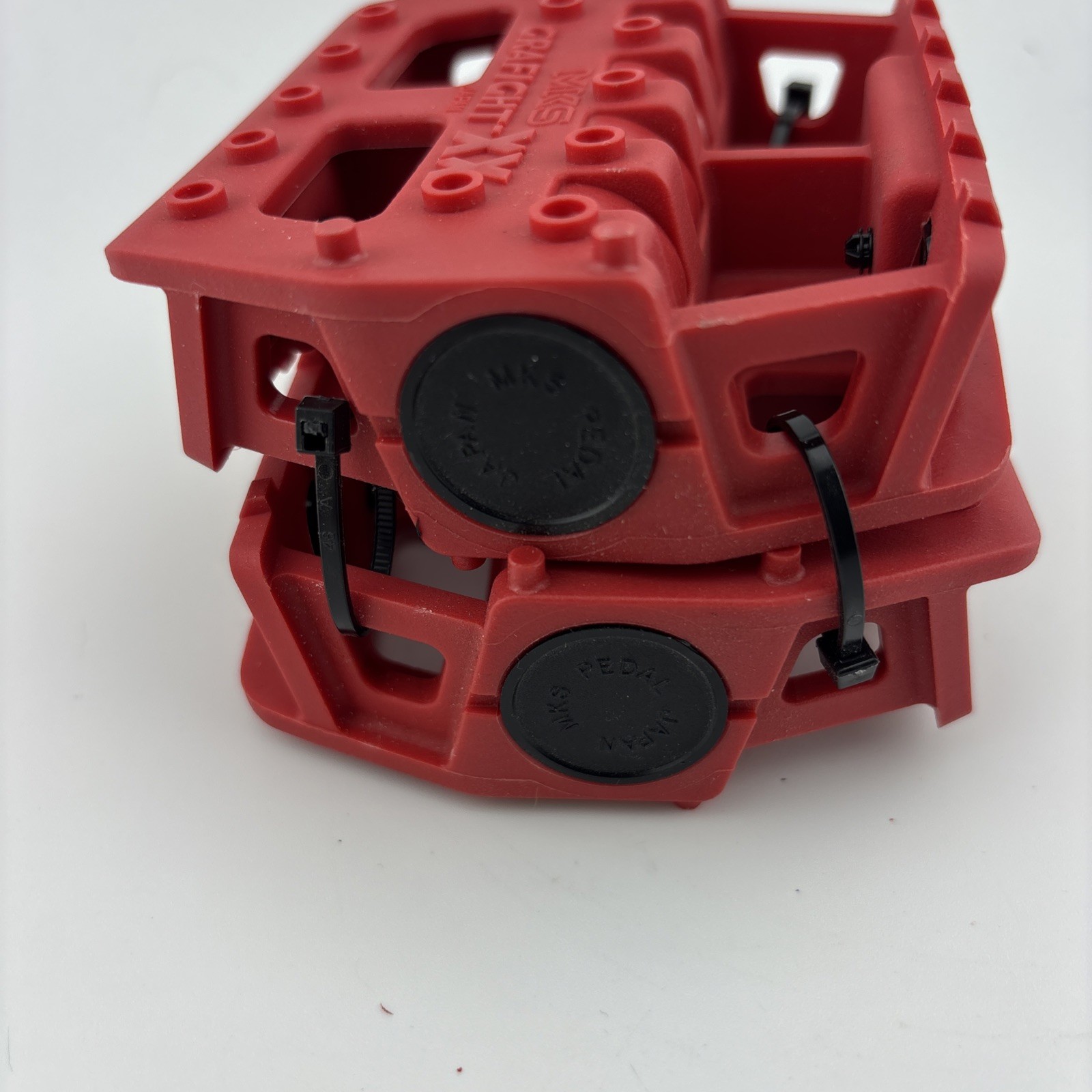 MKS Grafight-XX Pedals 9/16″ Concave Fiberglass/Composite Body Molded Pins Red