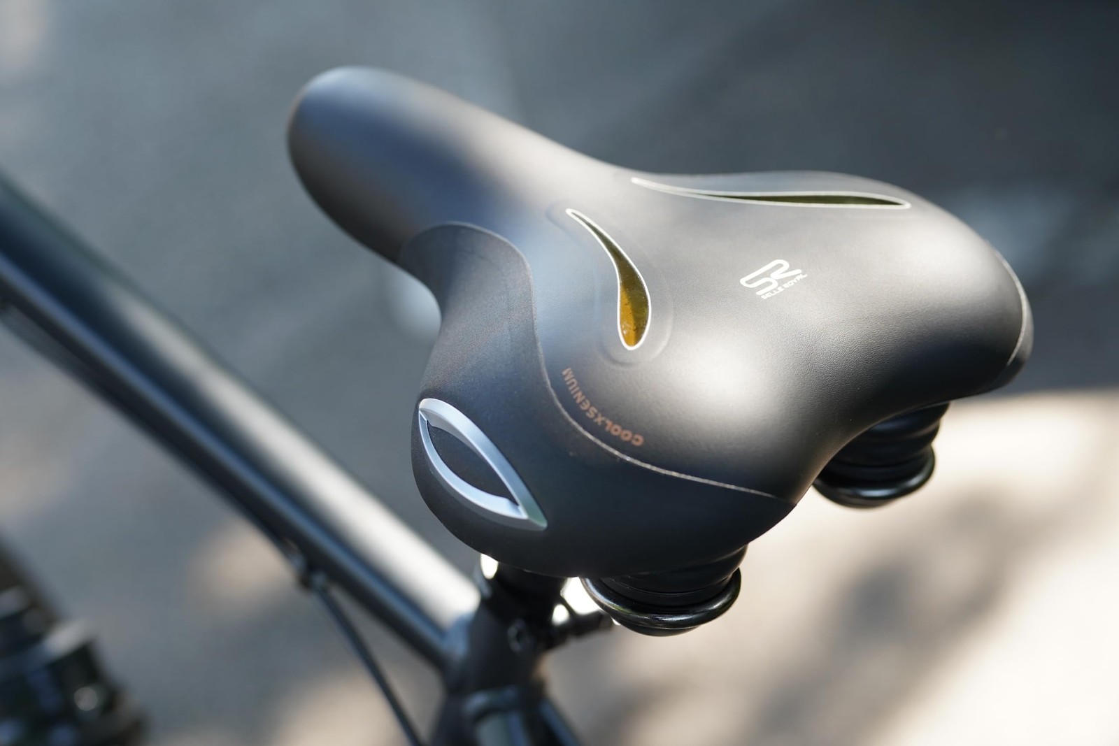 Lookin Basic Relaxed, Unisex Bike Seat for Any Type of Riding, Black, One Size