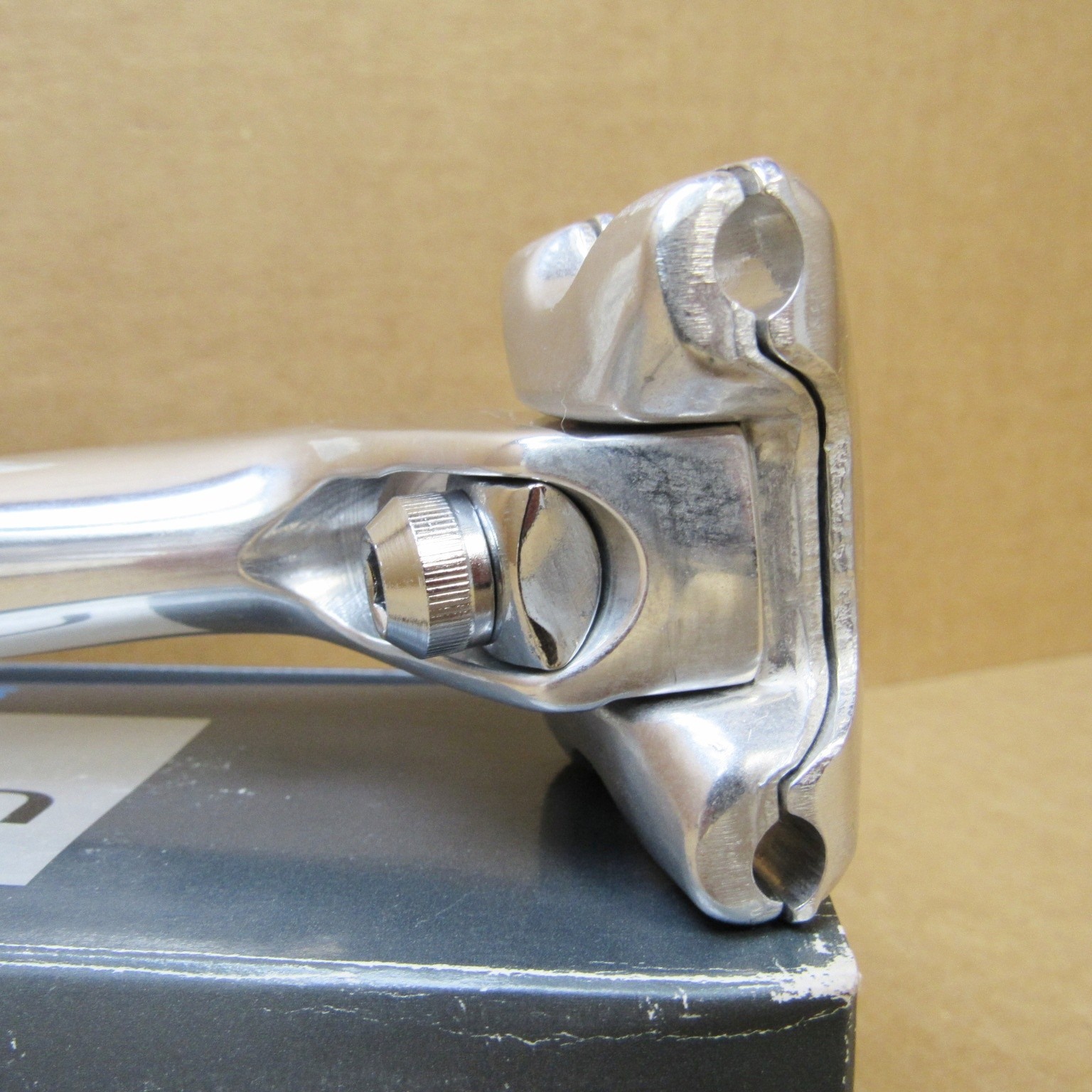 New-Old-Stock Shimano «600 Ultegra» Aero Seatpost (Size 26.0 mm x 200 mm)