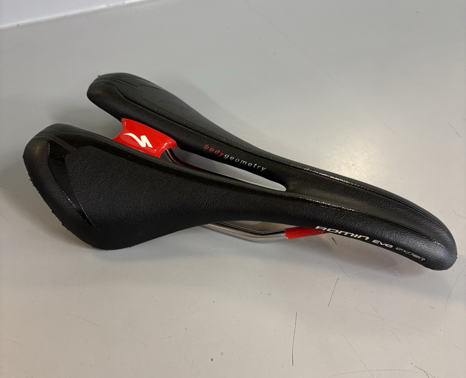 Specialized Romin Evo Expert Saddle 143mm Black/Red Hollow Titanium Rails
