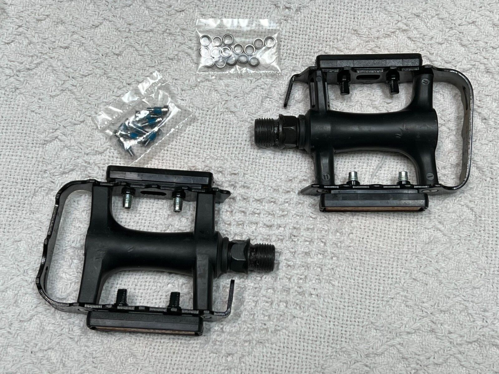 WELLGO MO85 BIKE PEDALS SHIMANO BOX TPP 4035 CATEYE RR-1 REFLECTORS