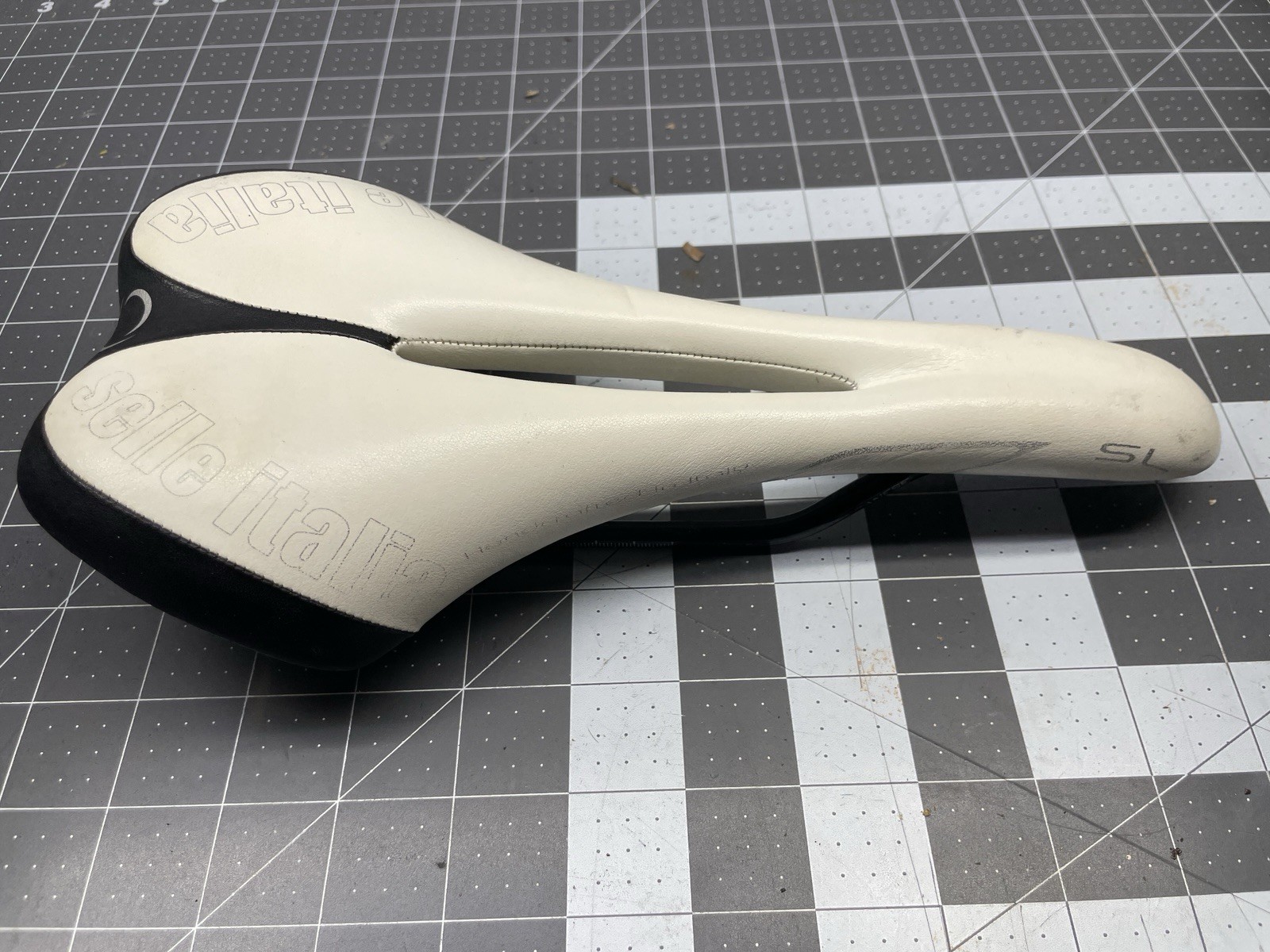 Selle Italia SL Saddle Black/White – Fiberglass Shell, Manganese Rails (140mm)