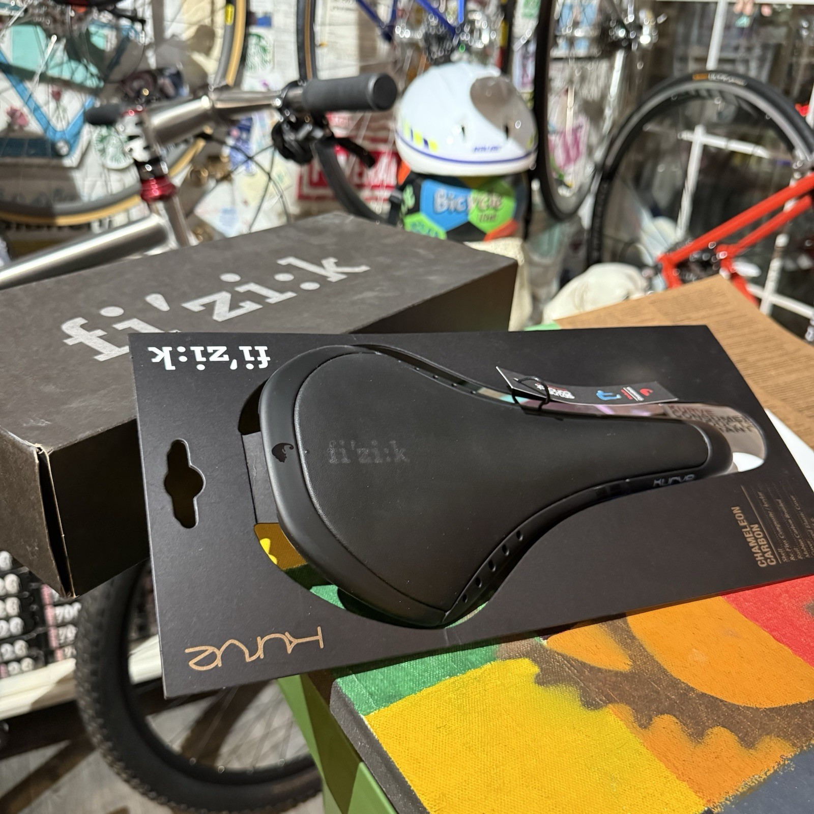 NOS FIZIK KURVE CHAMELEON CARBON RAIL SADDLE – 185 GRAMS – NEW IN BOX / COMPLETE