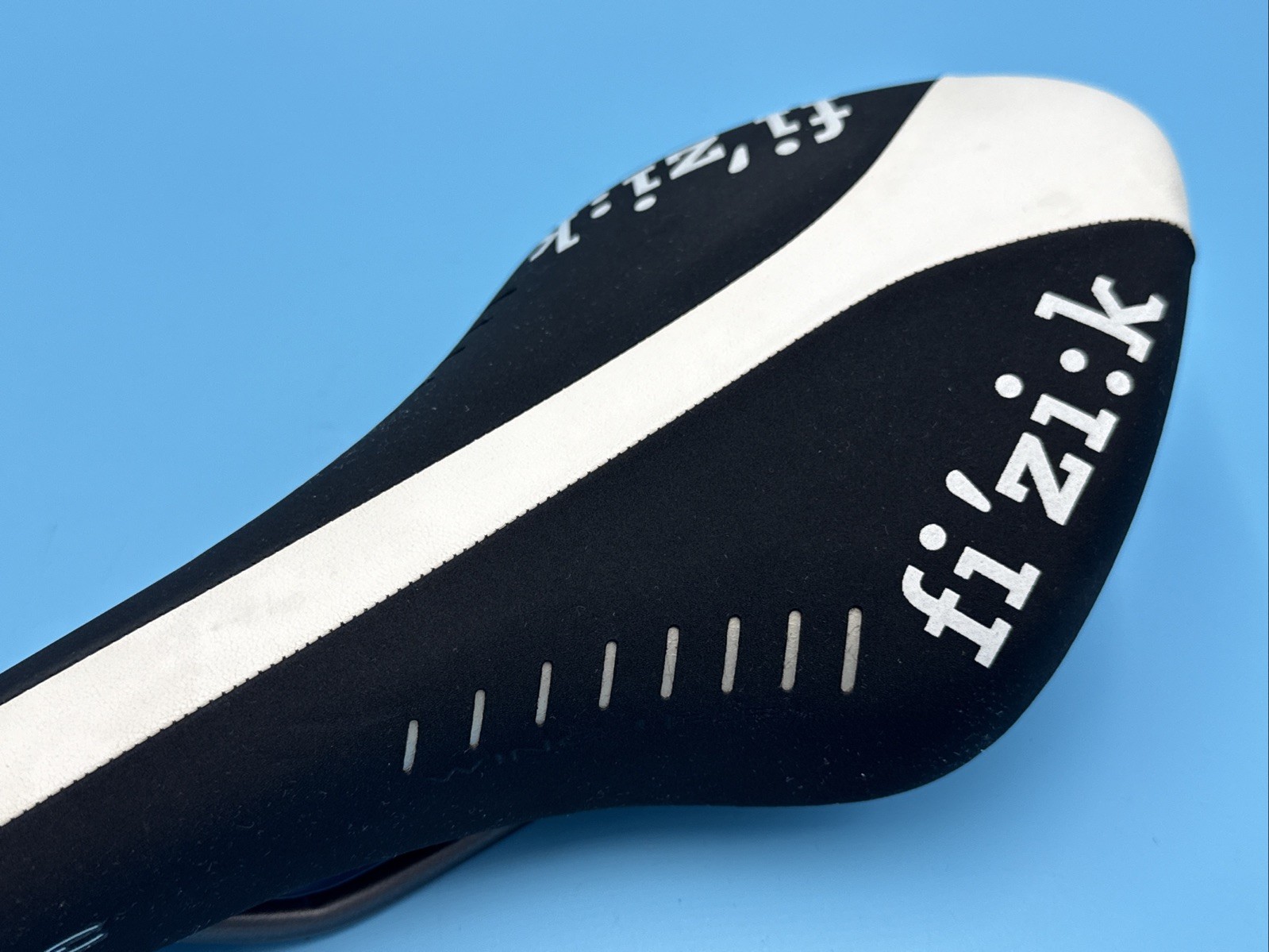 OG fi:zi’k ARIONE 2013 Manganese Rail Black & White Saddle NEW from NEW BIKE!