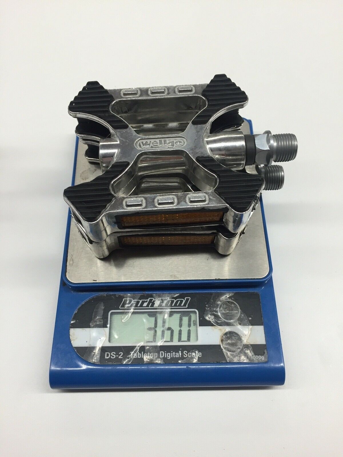 Wellgo C122 Bicycle Pedals, Alloy, Overmolded kraton 9/16″