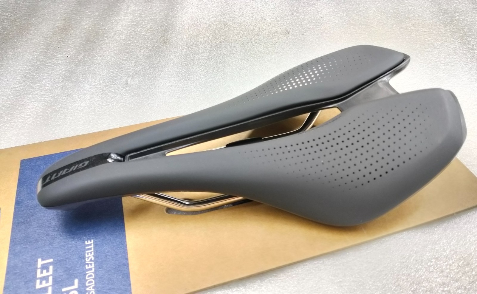GIANT FLEET SL BLACK SADDLE 248X145MM SHORT NOSE CARBON COMPOSITE WEIGHT 222g