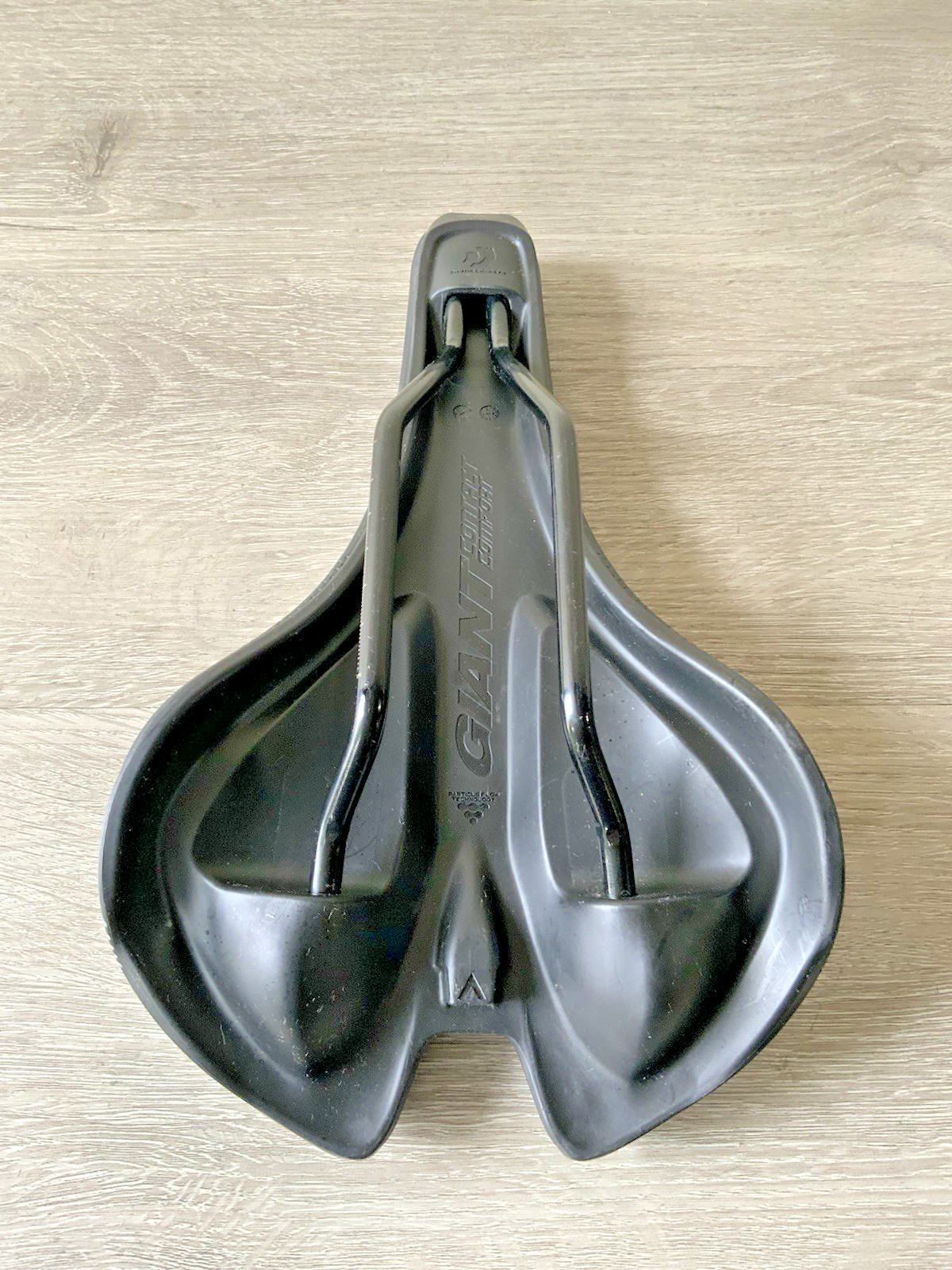 GIANT CONTACT COMFORT SADDLE 360 GRAMS CHROMOLY RAILS 162 MM X 275 MM
