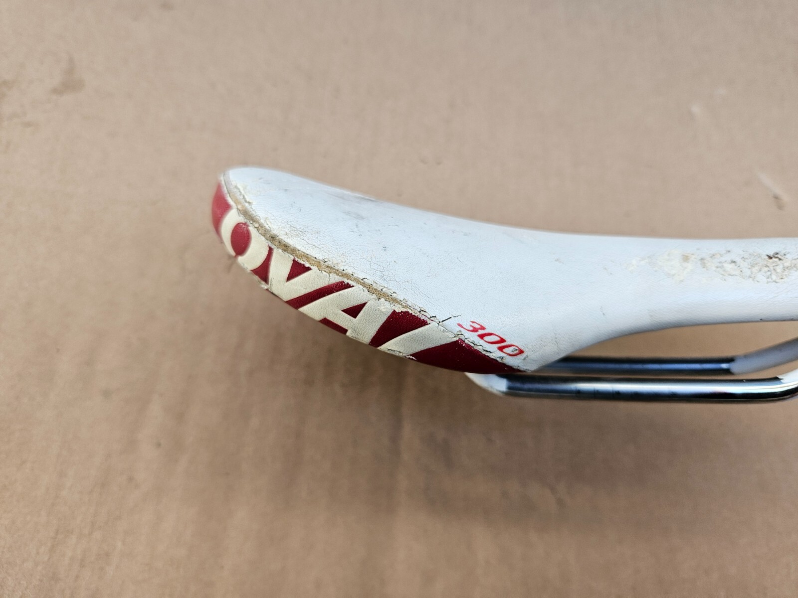 Oval Concepts (Fuji) 300 Road Bike Saddle White Red