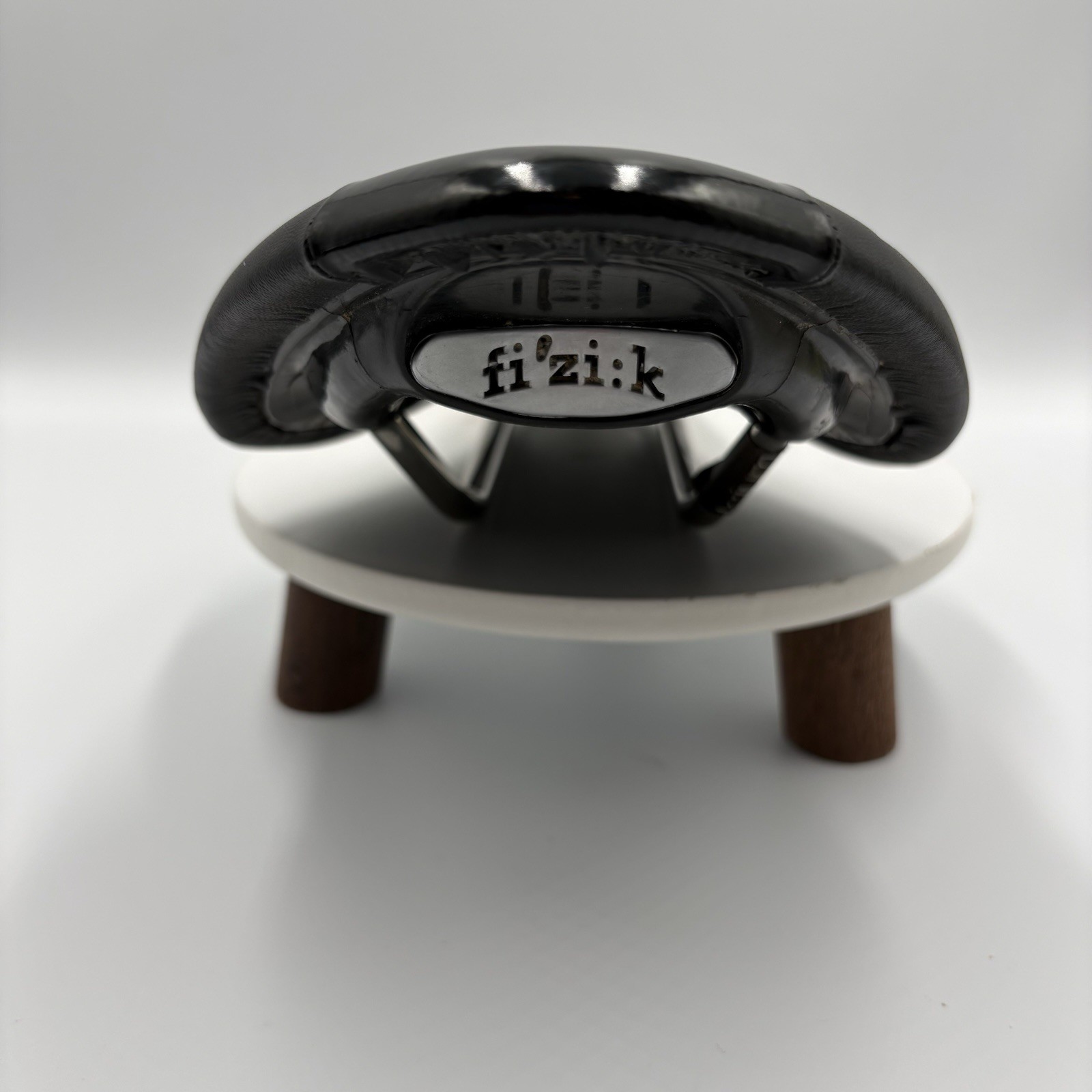 Fizzik Arione Wing Flex Saddle White On Black Titanium 224g K:ium Rails GUC
