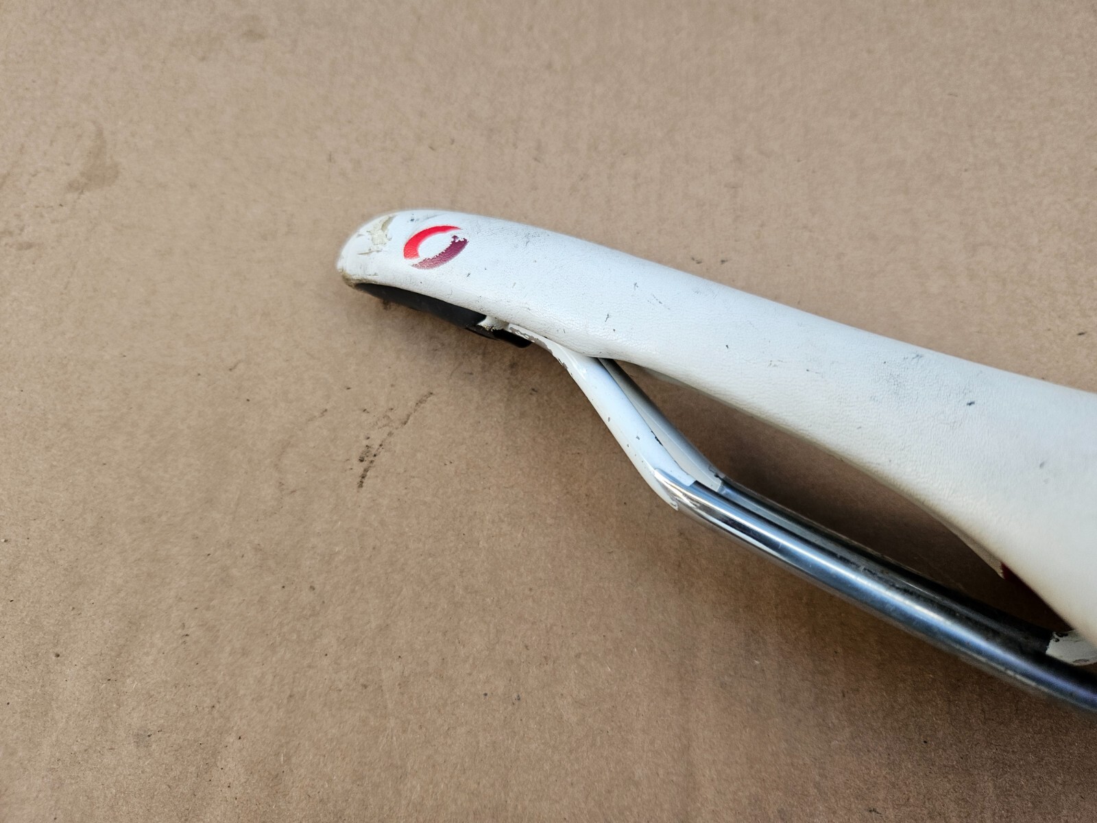 Oval Concepts (Fuji) 300 Road Bike Saddle White Red