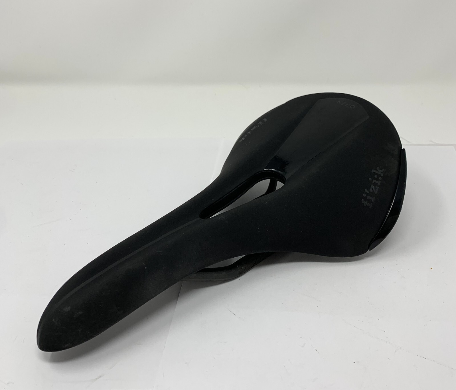 Fizik Aliante R1 Open Size Large Carbon Braided Saddle