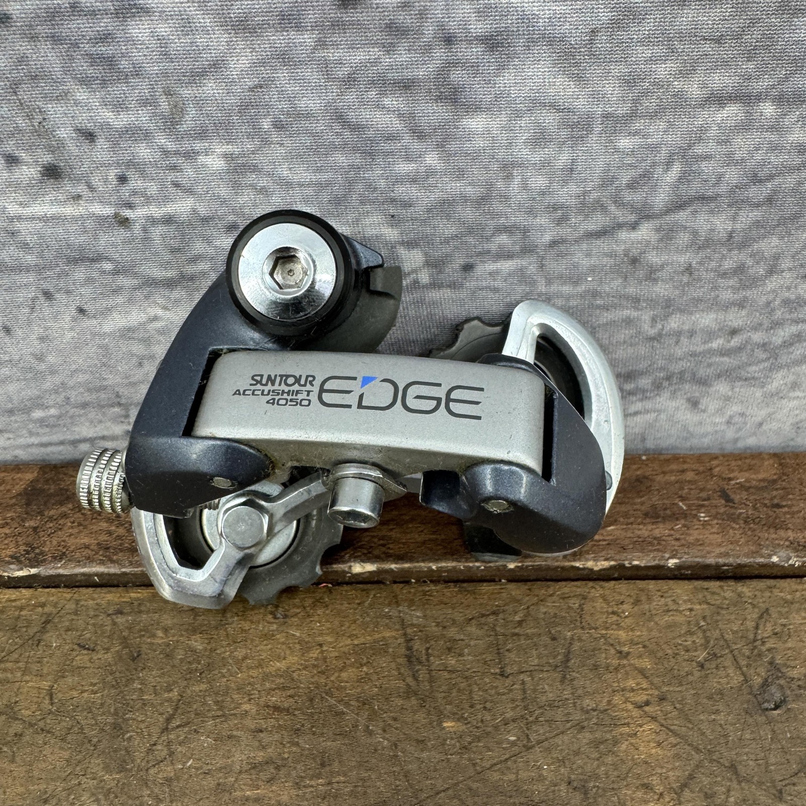 Vintage Suntour Accushift Edge 4050 Rear Derailleur Short Cage Bolt-On Japan