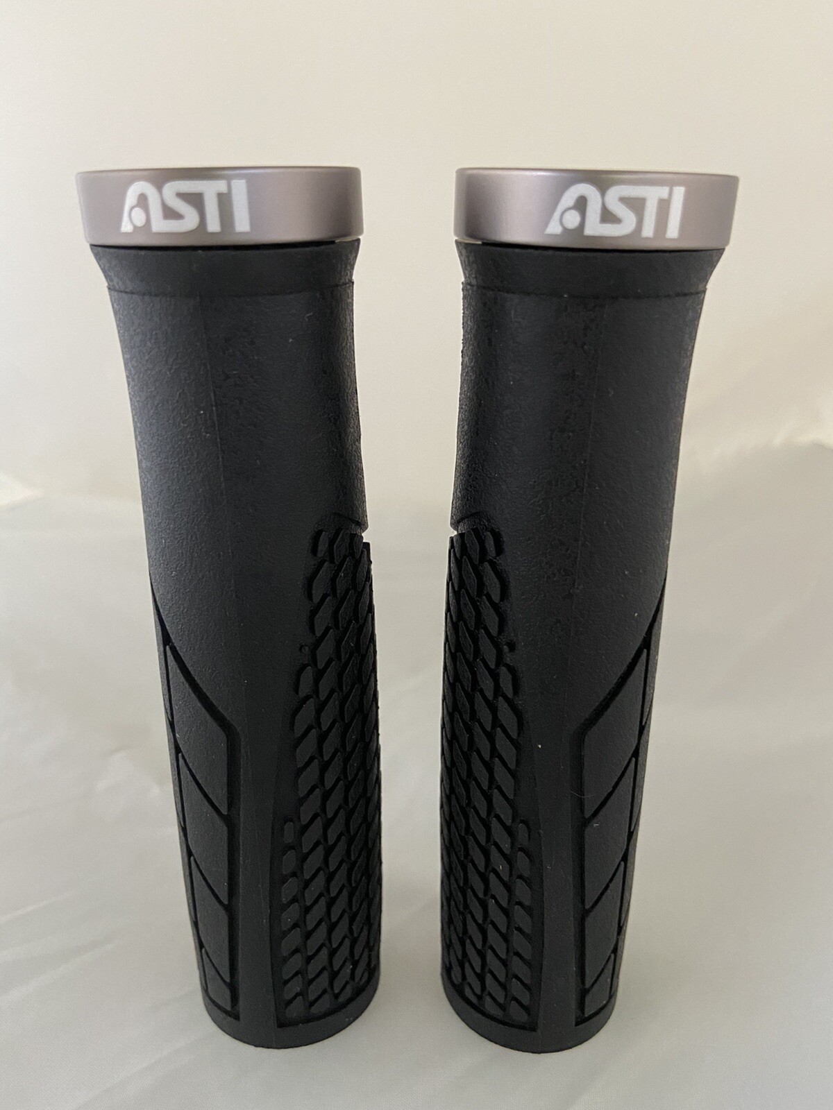 Asti Shorex Ergon Ergonomic lockon Comfort BW MTB BMX Bike Handlebar Grips White