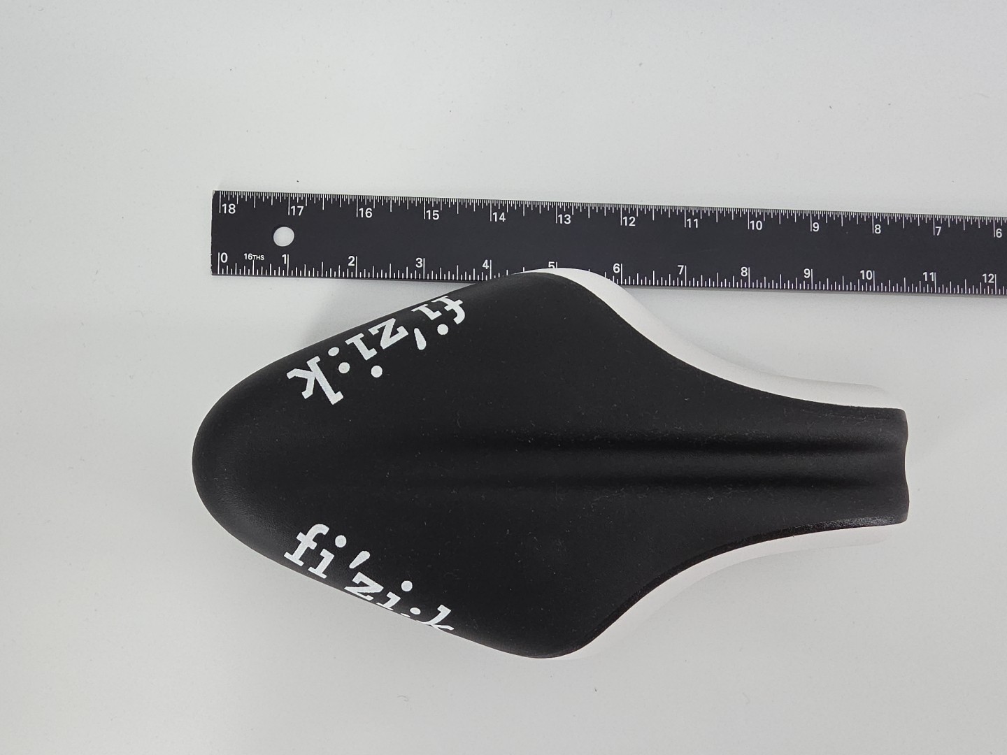 Fi’zi:k Transiro Mistica Carbon Saddle HTF Reverse Pattern 10in X 5.25in Italy!!