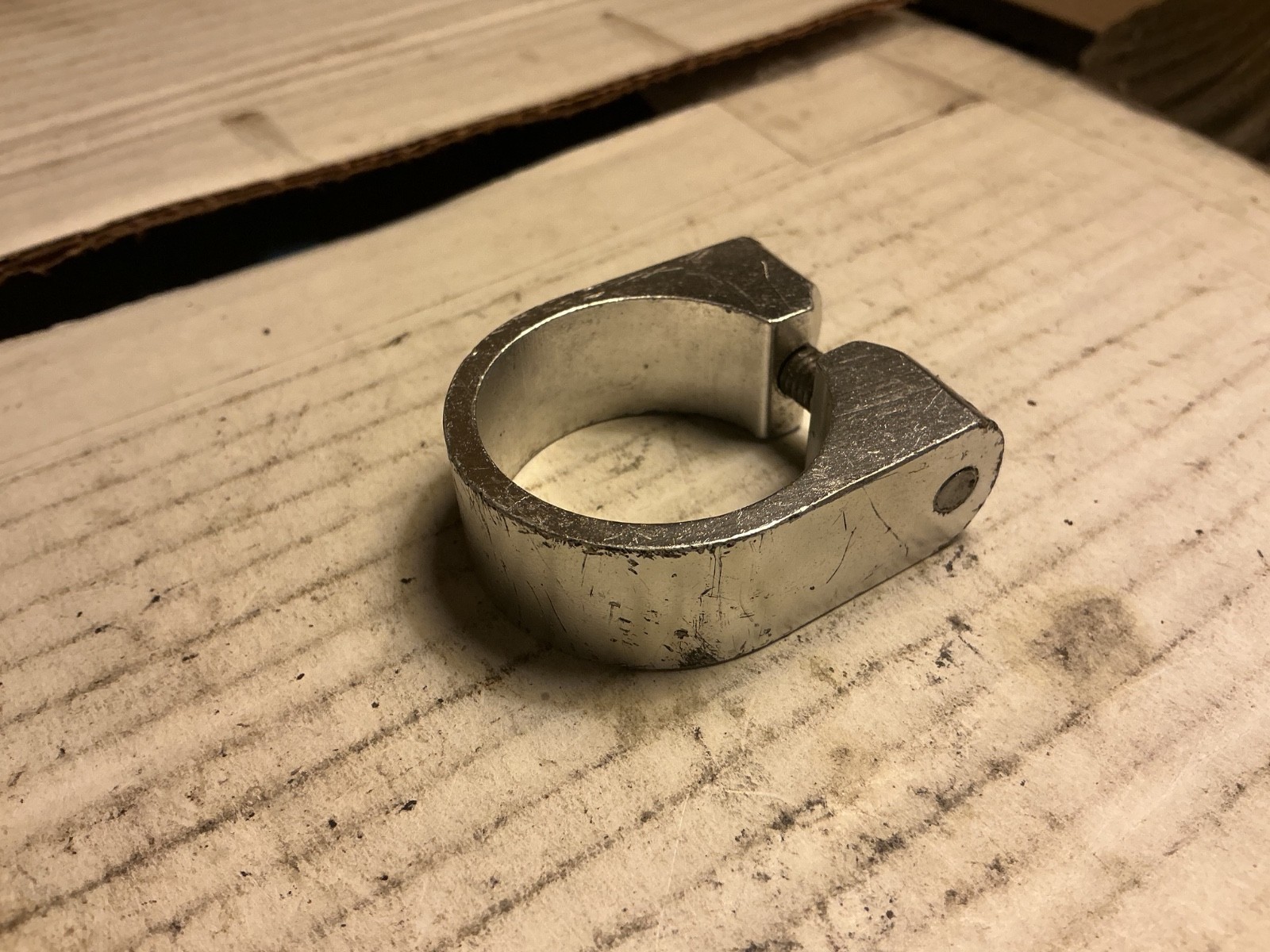 33mm seat clamp w/threaded bolt hole