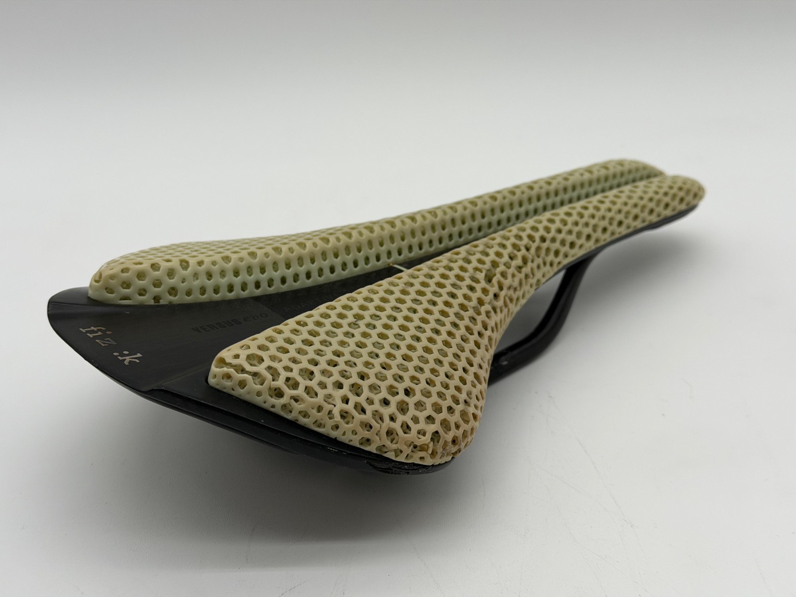 Fizik Versus EVO Adaptive 3D MOBIUS Printed Carbon Fiber Road Bike Saddle 139mm
