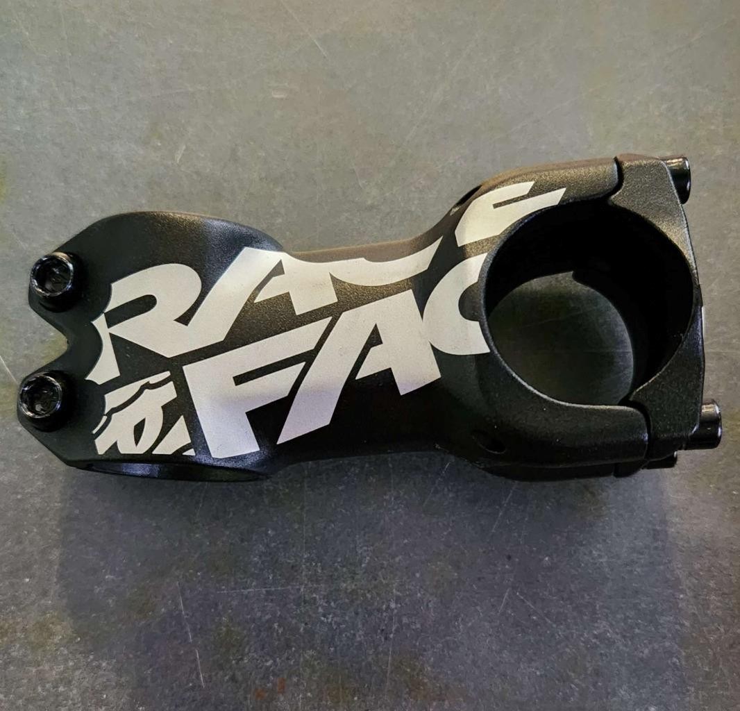 RaceFace Chester 70mm Bike Stem 31.8mm Clamp + / -8 Deg, 1 1/8″ OPEN PACKAGE