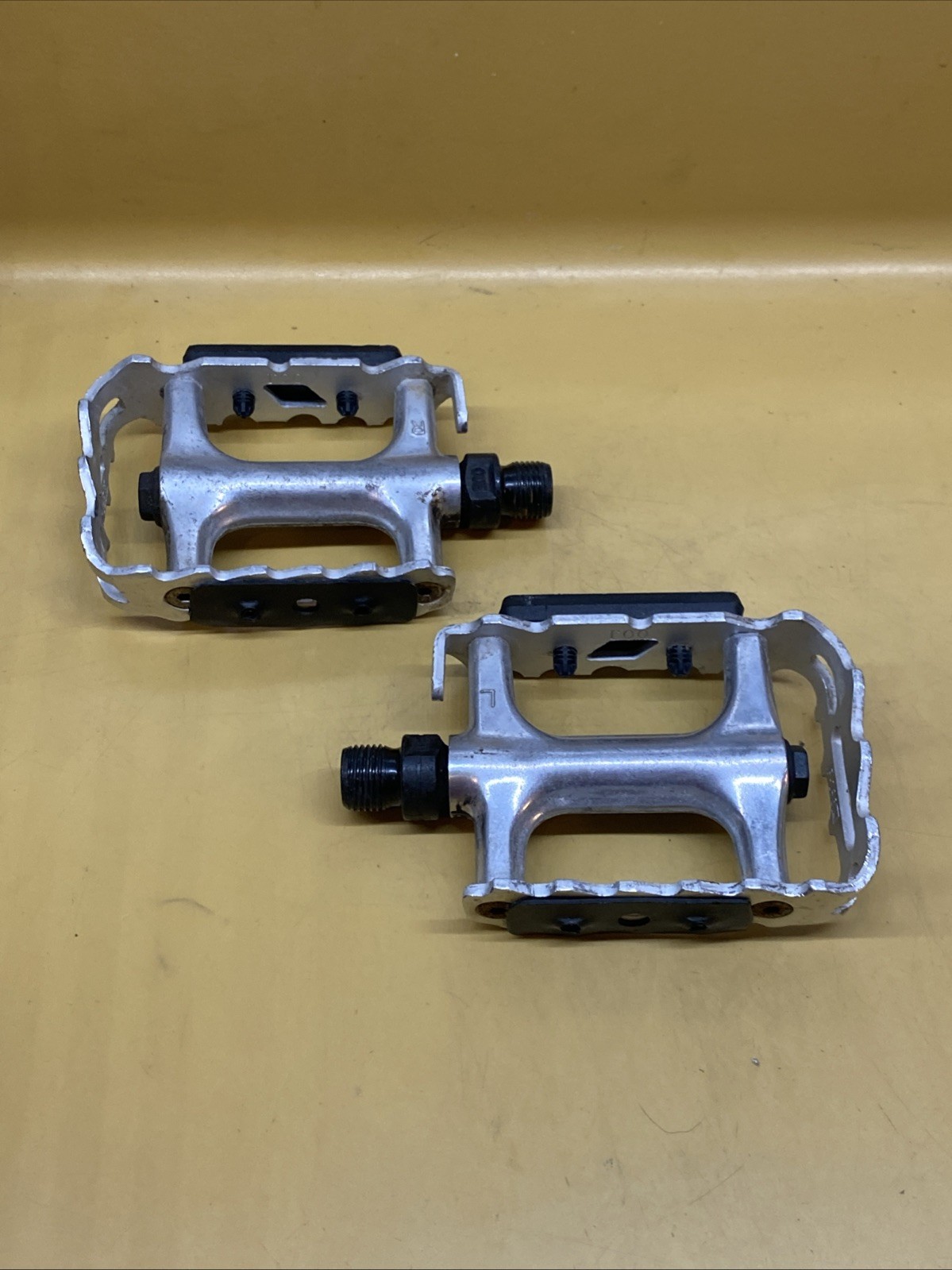 Silver Caged 9/16″ Flat / Platform Pedals With Reflectors