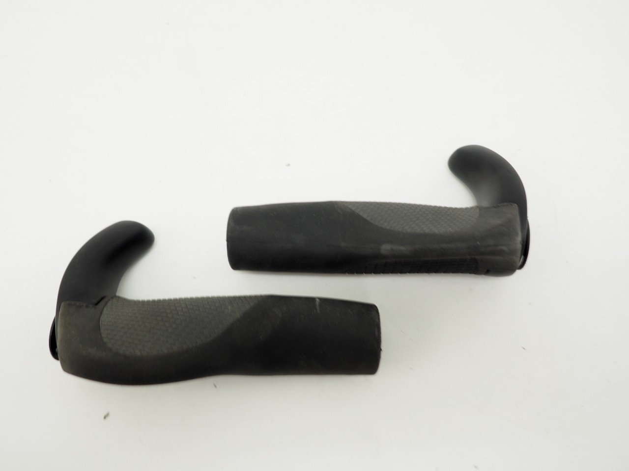 Ergon GC2 Bicycle Grips Lock-On with Bar Plugs Black/Gray – Good Condition