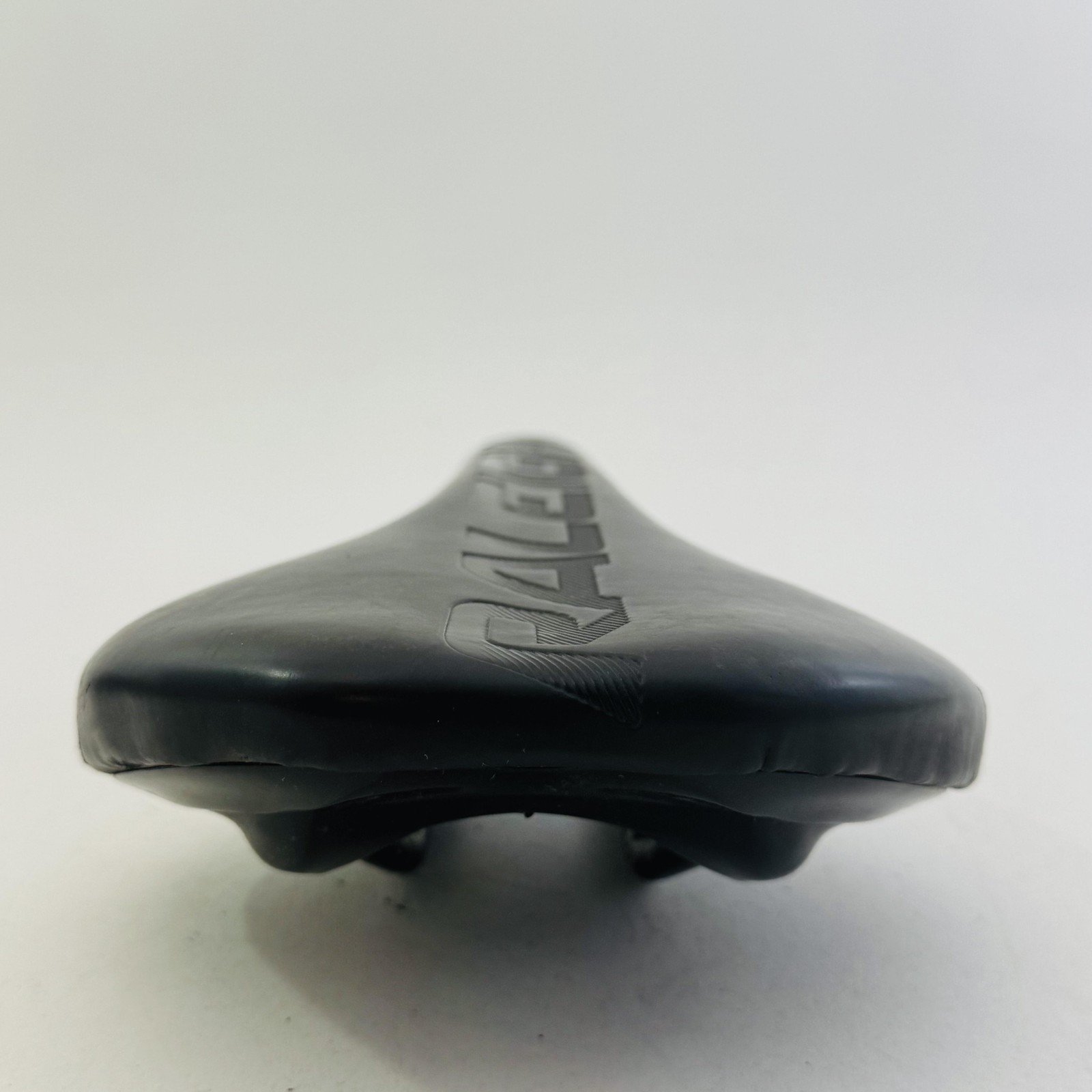 Raleigh Bicycle Saddle Seat Black Racing Steel Rails Road MTB Hybrid Bike A82