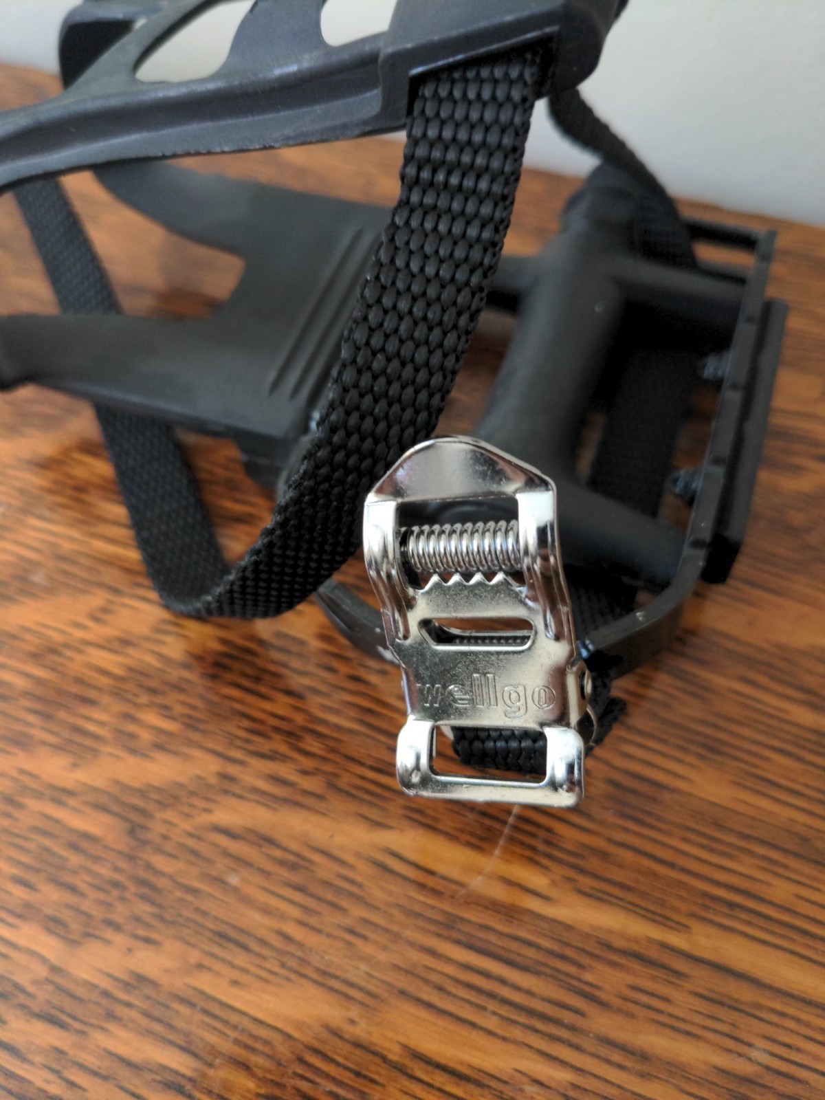 New Wellgo Bicycle Bike Pedals R125 w/ Clips and Straps MT-13 Left and Right
