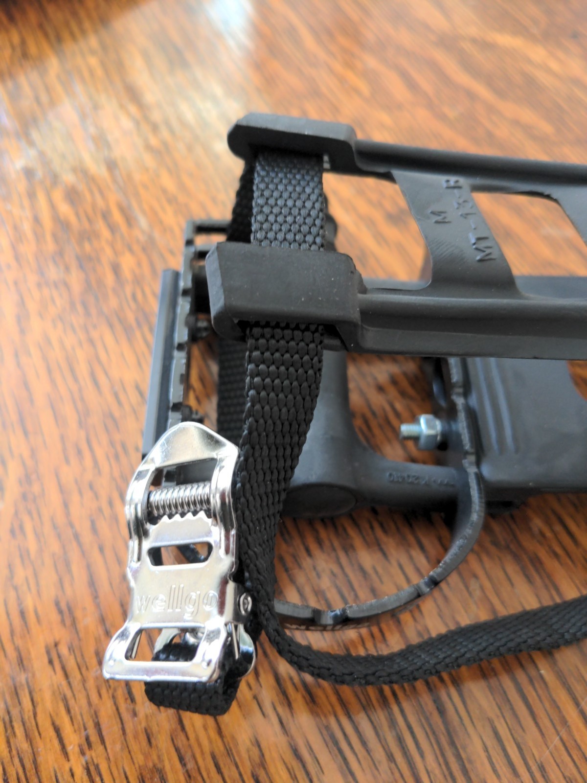 New Wellgo Bicycle Bike Pedals R125 w/ Clips and Straps MT-13 Left and Right