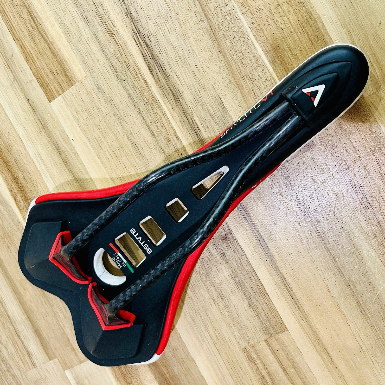 Astute Skylite VT Carbon Rail Saddle – White – Made In Italy – Original Box Used