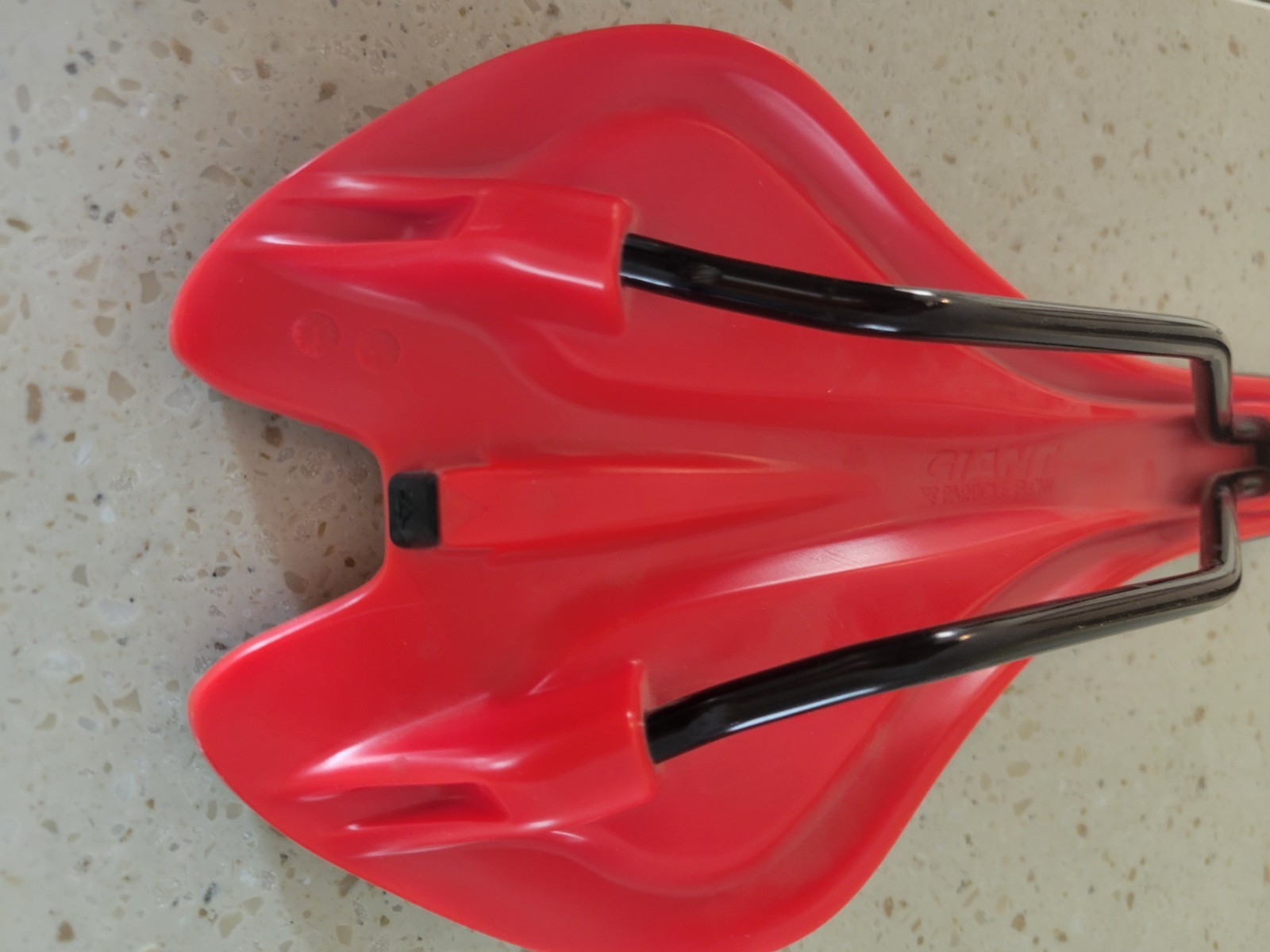 Giant Contact Saddle Seat 140 x 275mm Particle Flow Black /Red 298grams