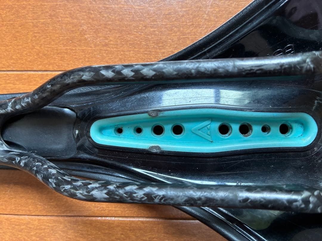 carbon saddle black/turquoise