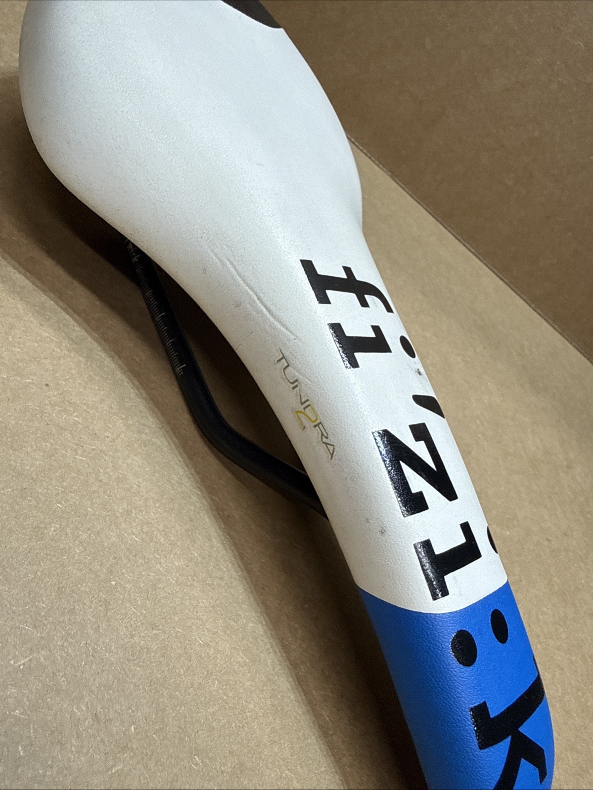 Fizik Tundra 2 Bicycle Saddle Seat with Manganese Rails Blue and White cth54