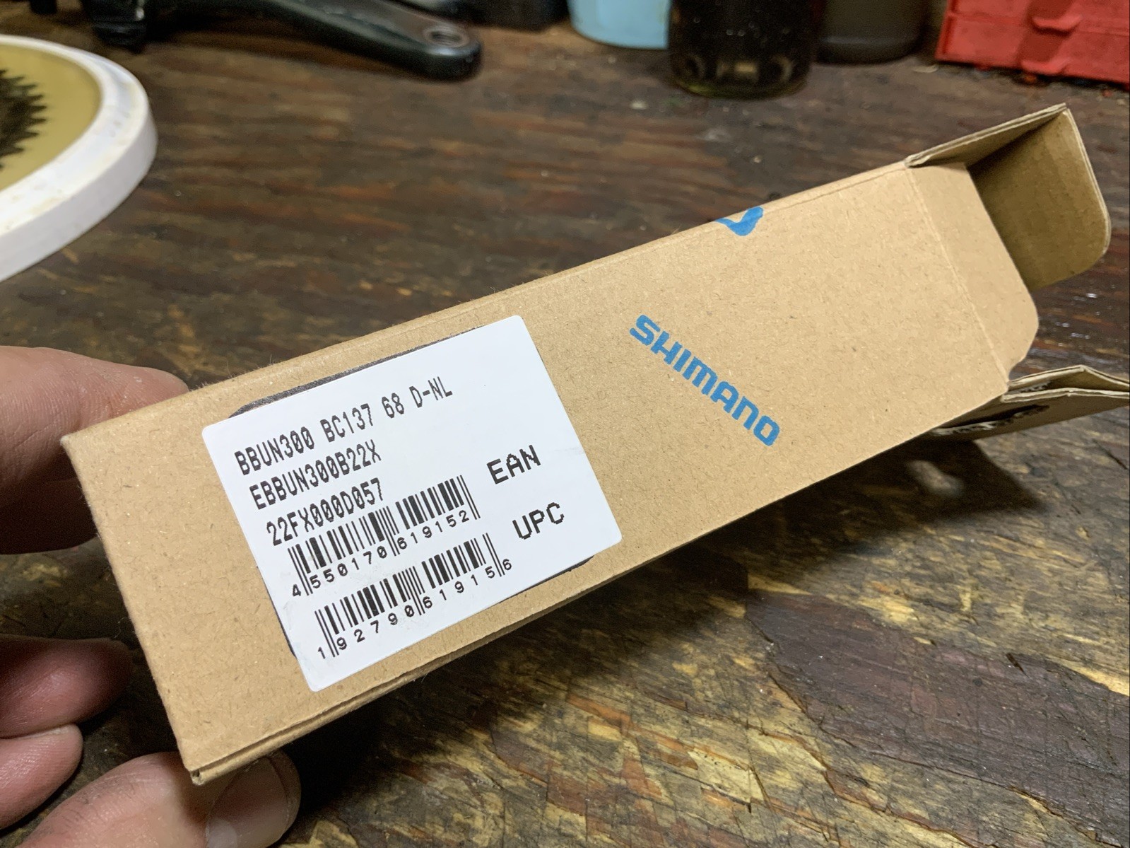 NEW Shimano BB-UN300 Bottom Bracket English 68x123mm, Square Taper JIS