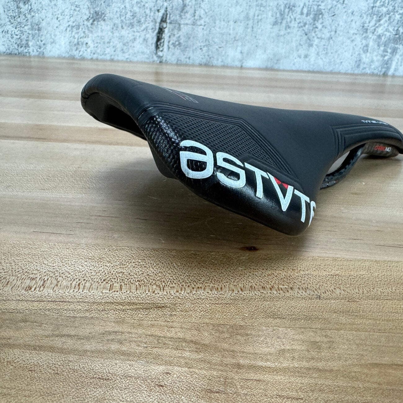 Low Mile! Astute Time Lite 7x9mm Carbon Rails 138mm Bike Saddle 189g