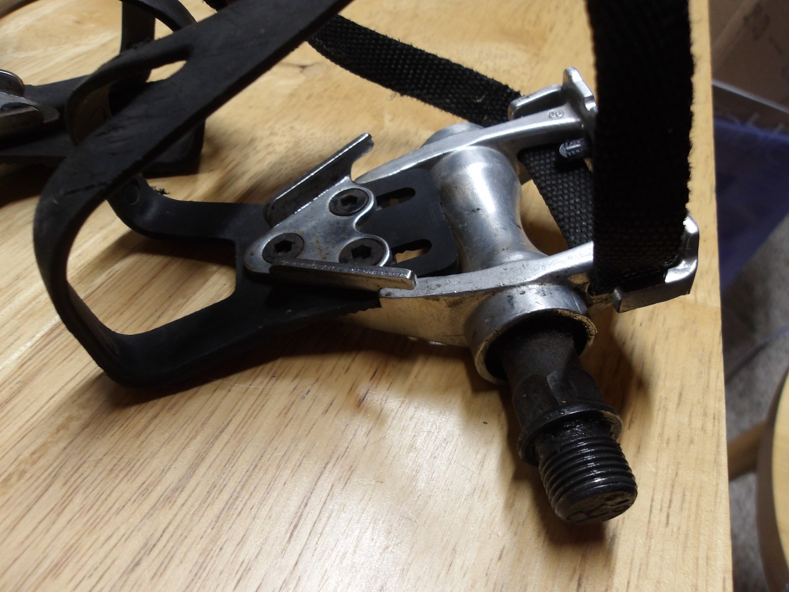Wellgo LU-209 Road Bike Aluminum 9/16″ Toe Clip Pedals – Silver