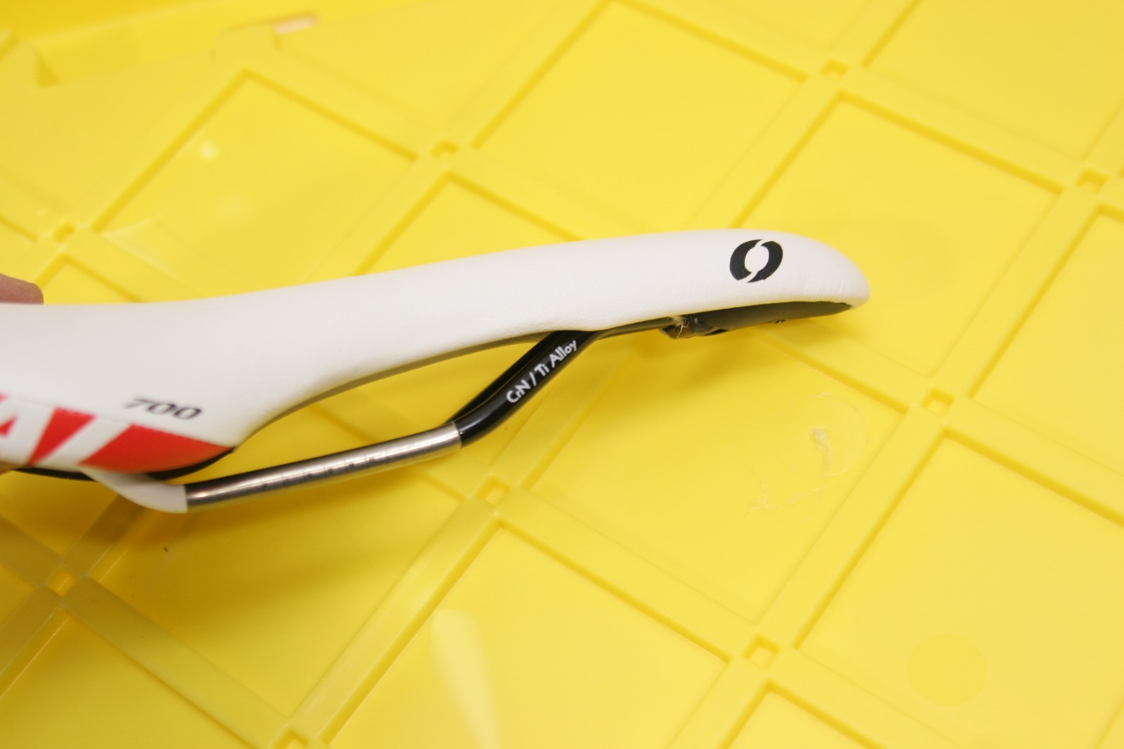 Oval Concepts 700 Saddle Relief Cutout 140x275mm CrN/Ti Rails Wht/Red 7RW