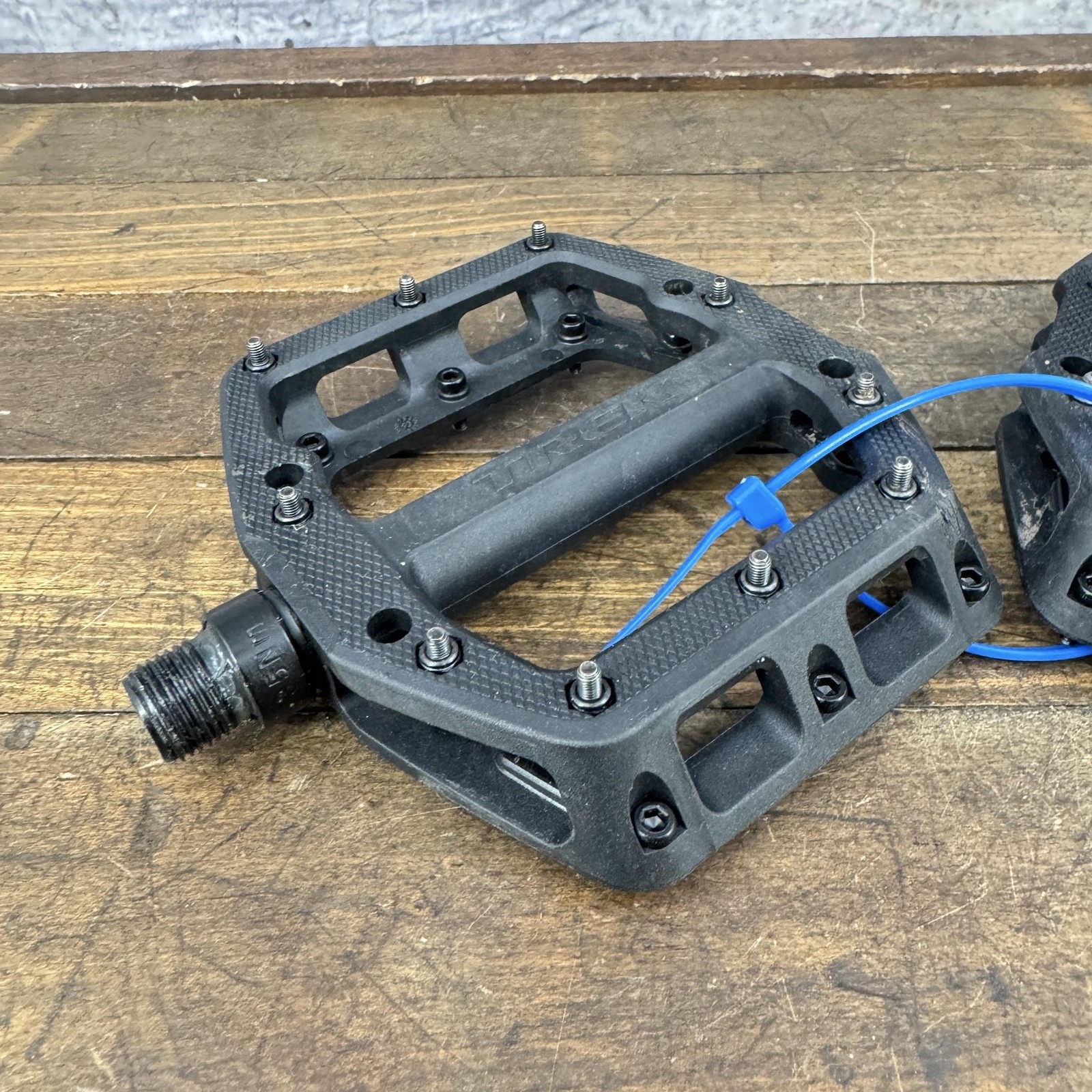Trek Line Elite Bike Pedals 9/16 Black Pair Pinned MTB Flat Trail DH Platform