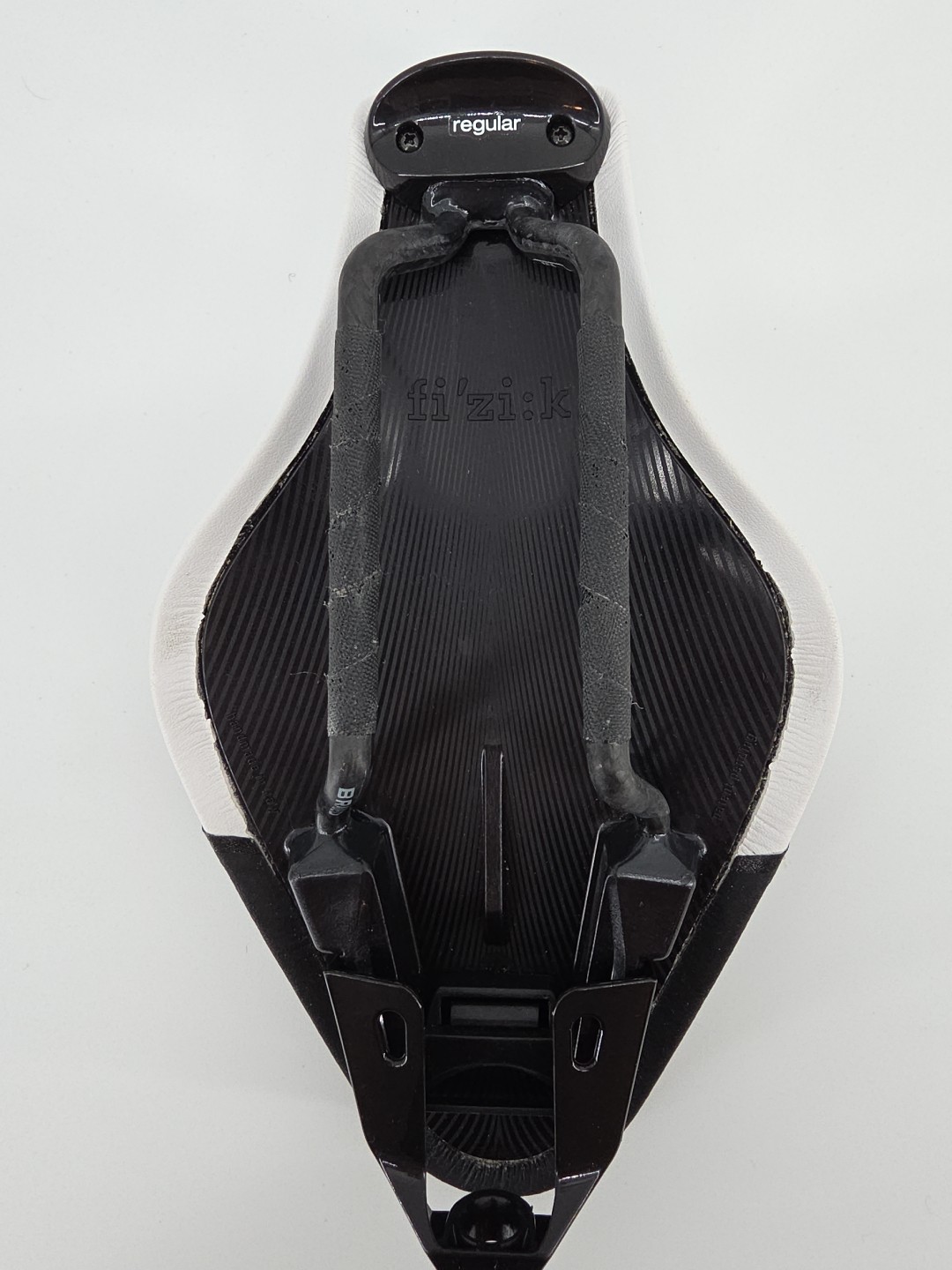 Fi’zi:k Transiro Mistica Carbon Saddle HTF Reverse Pattern 10in X 5.25in Italy!!