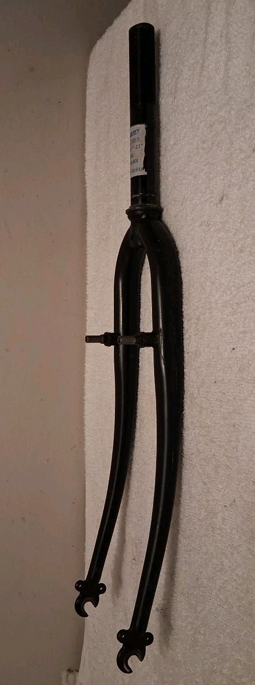 Giant Brand 700c Universal CRMO. Black Taiwan Fork 1″ X 7″ Threaded Gloss Black