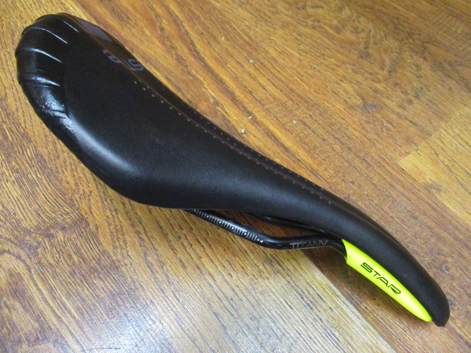 ASTUTE STAR TIANIUM RAILED ROAD RACING SADDLE 130