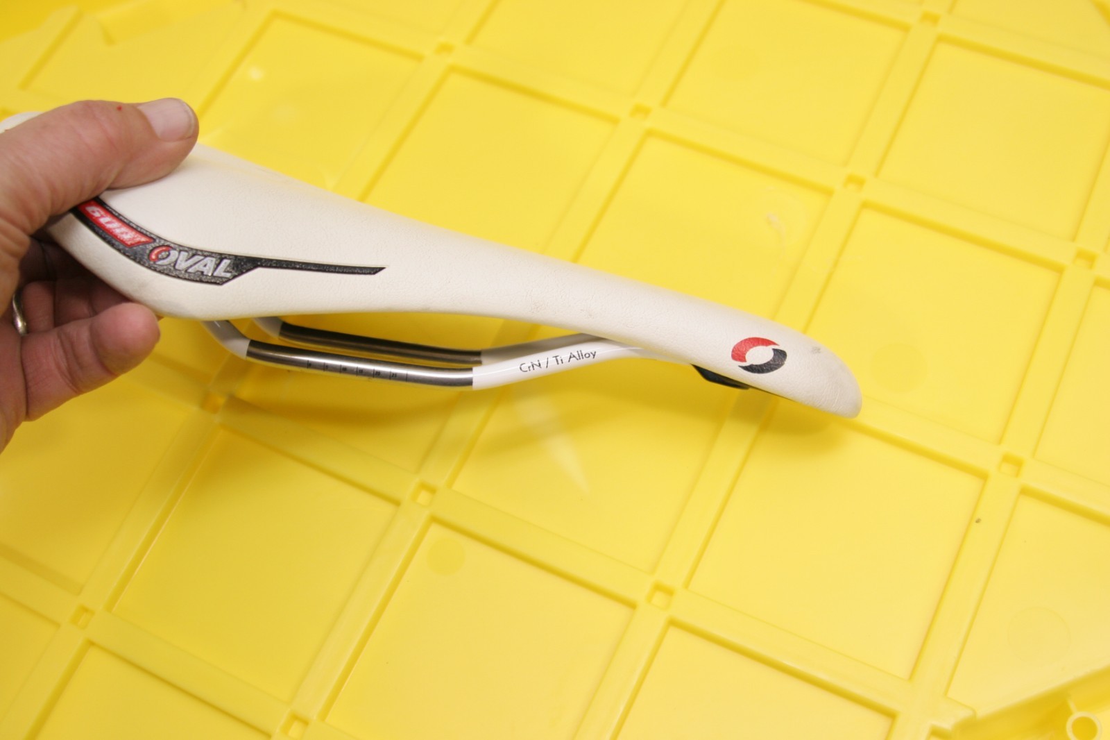Oval Concepts 600 Saddle 130×280 mm CrN/Ti rails White 601