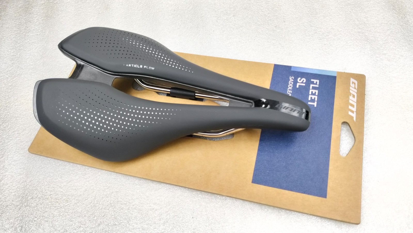 GIANT FLEET SL BLACK SADDLE 248X145MM SHORT NOSE CARBON COMPOSITE WEIGHT 222g