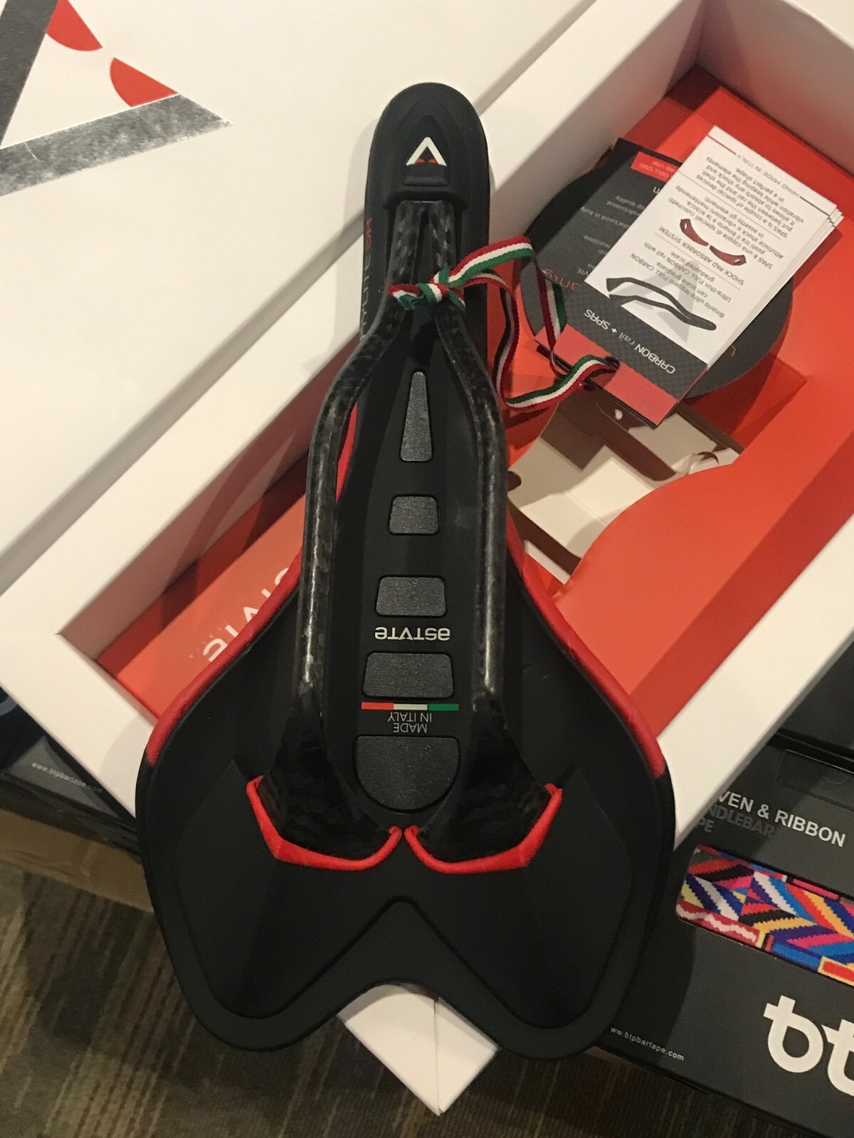 Astute Skylite SR Bike Saddle black-red-BLACK 135mm Carbon Rail Road
