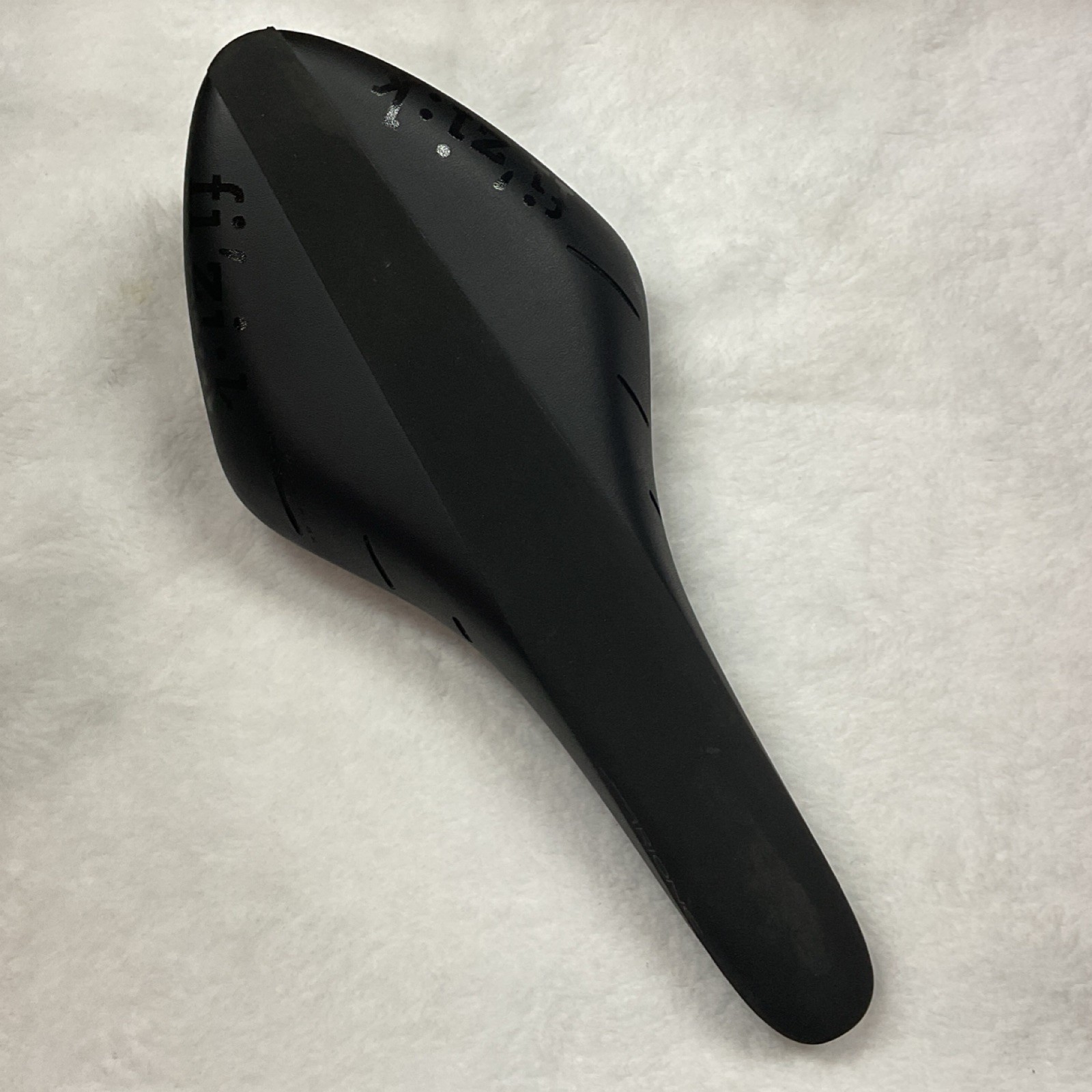 Fizik Arione R7 Black Racing Road Bike Saddle Synthetic Manganese Rails – Used