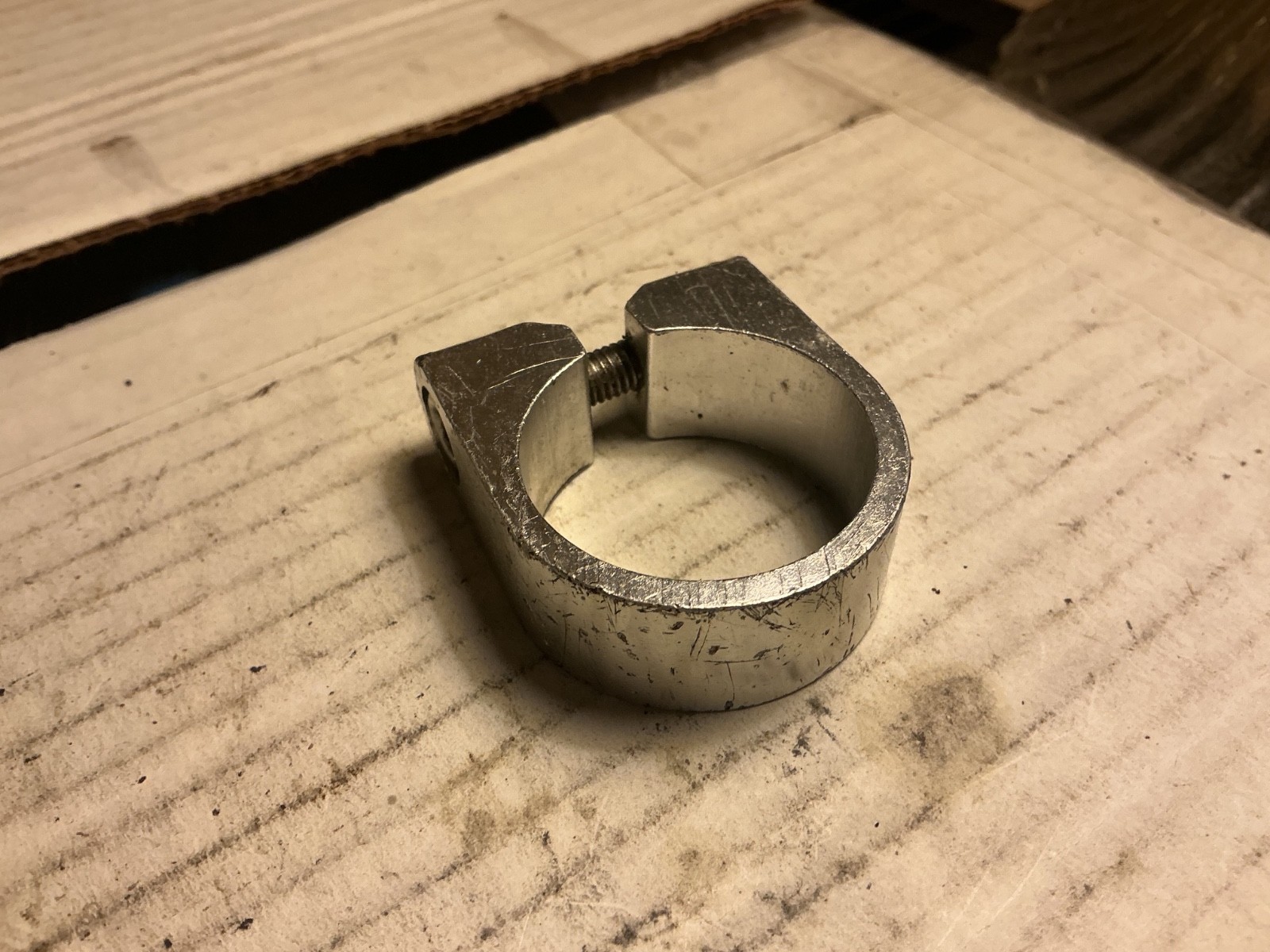 33mm seat clamp w/threaded bolt hole