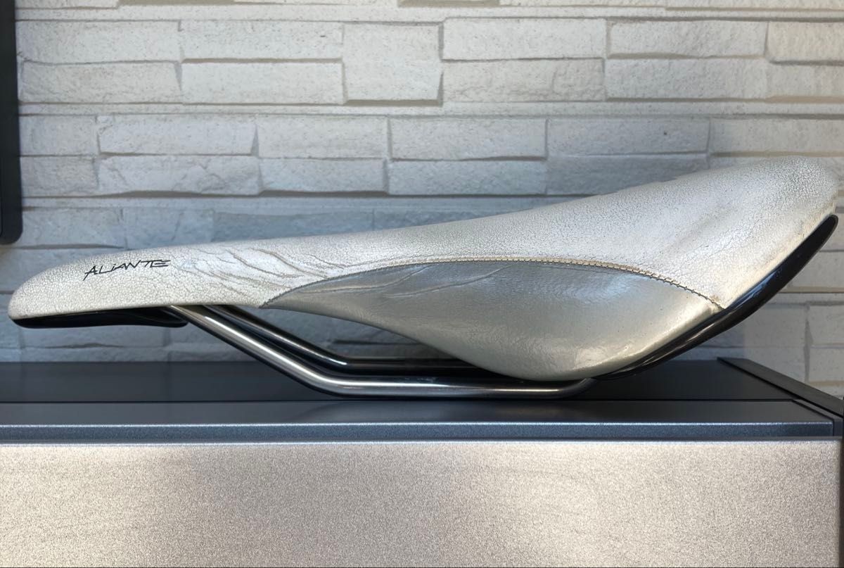Fizik Aliante VS Saddle 27cm Wide Road Bike Seat Used