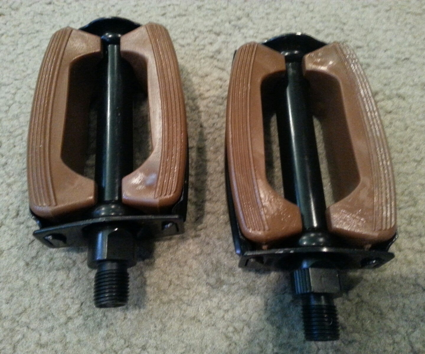 BROWN N BLACK BICYCLE PEDALS BOW STYLE 1/2″ CRUISERS BMX CHOPPER BICYCLES