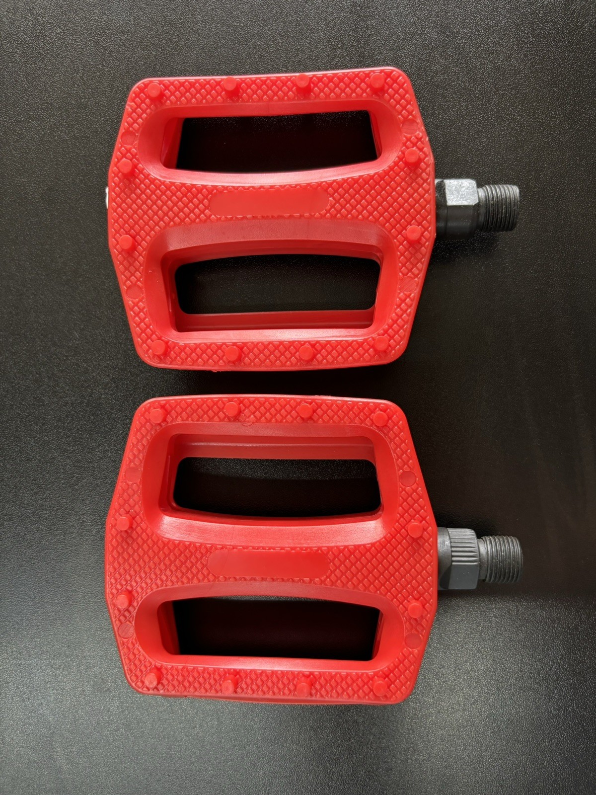 Resin Body Pedals 9/16″ RED