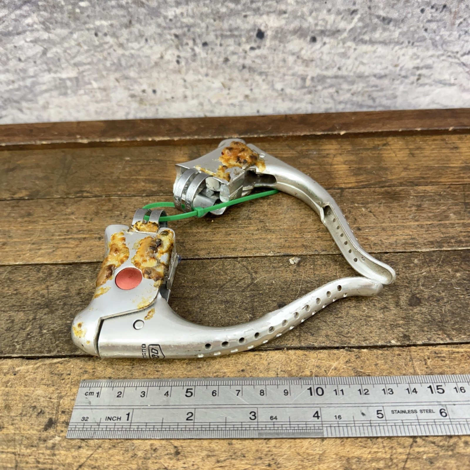 Vintage Shimano 600 Brake Levers Pair Drilled Non-Aero Drop Bar No Stops