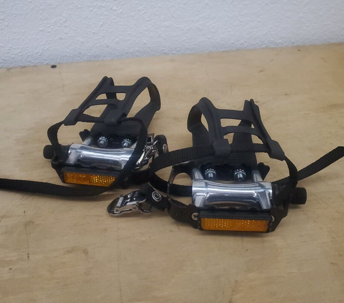 Bicycle Platform Pedals with Plastic Toe Clips and Straps (9/16″)