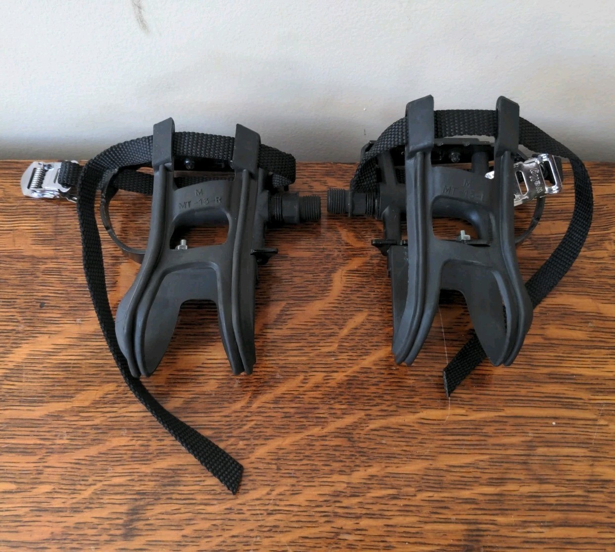 New Wellgo Bicycle Bike Pedals R125 w/ Clips and Straps MT-13 Left and Right